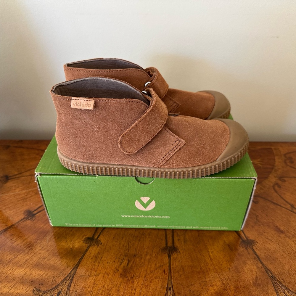 Victoria Kids Suede Bootie (European size 33)